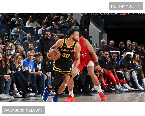 库里连续砍30+,勇士豪取5连胜,全队状态火爆
